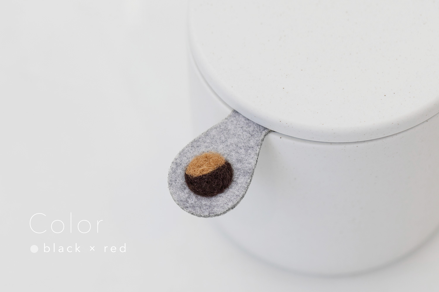 しっぽの骨壷 3寸 【本体：ホワイト】 うちの子カラー［ブラック＆レッド］_動物・ペットさん専用のお骨壺