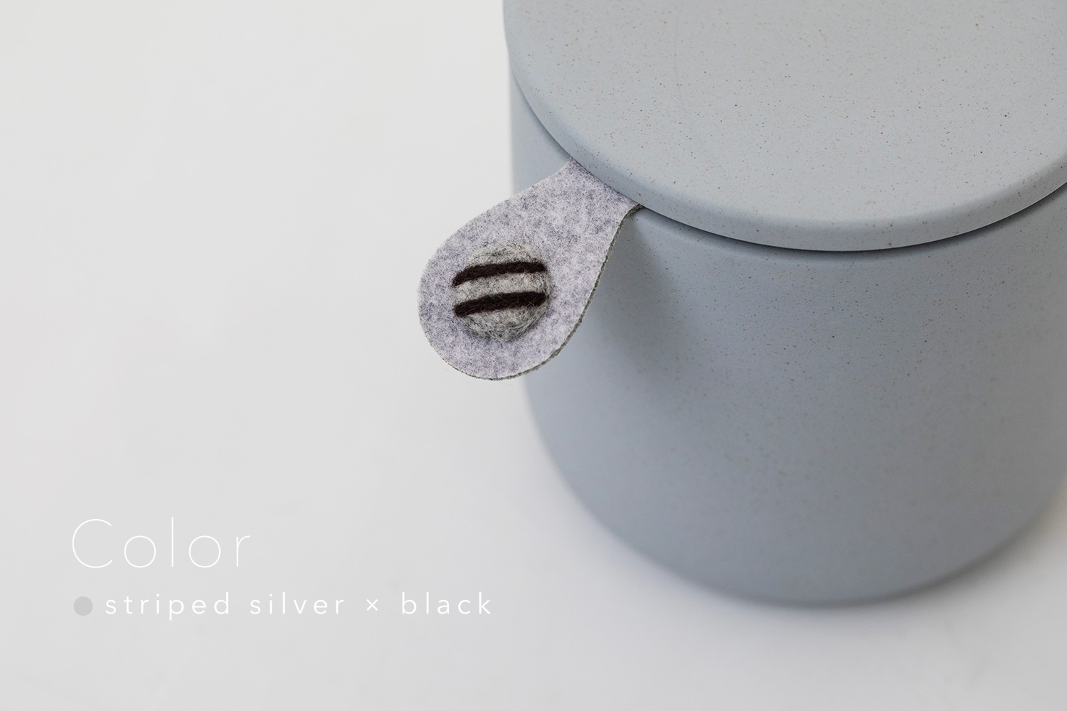 しっぽの骨壷 4寸 【本体：グレー】 うちの子カラー［縞：シルバー＆ブラック］_動物・ペットさん専用のお骨壺
